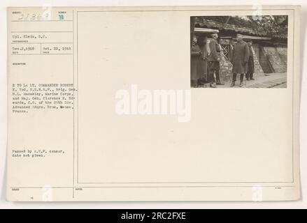 Tenente comandante Robert E. Tod dello U.S.N.R.F., generale di brigata B.L. Macawley del corpo dei Marines, e il maggiore generale Clarence R. Edwards, comandante del 26th Division Advanced Headquarters, si riunirono a Bras, Meuse, in Francia. La foto è stata scattata il 22 ottobre 1918 dal caporale Klein. In seguito è stato approvato dalla A.E.P. censor. Foto Stock