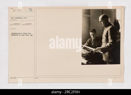 Test psicologici condotti sulle reclute a Camp Lee, Virginia, durante la prima guerra mondiale L'immagine mostra un soldato che partecipa a un test psicologico, amministrato dal sergente Marshall, un fotografo del campo. Questi test sono stati utilizzati per valutare l'idoneità mentale e l'idoneità al servizio militare. Foto Stock