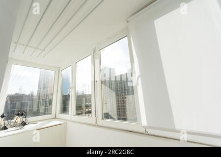 Finestre con doppi vetri. Vetrina campione esposizione. Vetrine del negozio. Foto Stock