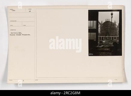 Una fotografia in bianco e nero che mostra i cantieri navali di Staten Island, scattata durante la prima guerra mondiale. L'immagine mostra i lavoratori impegnati in attività di costruzione navale. La descrizione del fotografo non è disponibile, ma la foto riporta l'identificatore 111-SC-1791. Ulteriori informazioni includono la presenza del reco fotografico NIMES 1791 e la notazione che la foto è stata scattata per ISSLED. Foto Stock