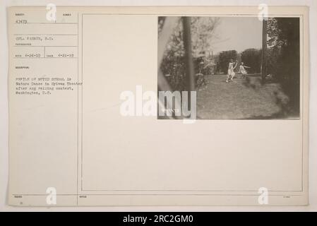 Gli allievi della Noyes School partecipano alla Nature Dance nel Sylvan Theater dopo un concorso di rotolamento di uova a Washington, D.C. La foto è stata scattata dal cpl. Warner il 21 aprile 1919. L'immagine è numerata 47473 e fa parte della collezione emessa sotto le note 9047473. Foto Stock