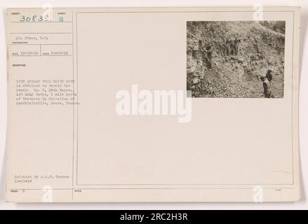 Soldati della compagnia C, 28th Engineers, 1st Army Corps, sono visti lavorare in una cava di roccia situata 1 miglio a nord di Varennes, in direzione di Montblainville, Meuse, Francia. Le rocce estratte da questa cava vengono utilizzate per riparare le strade. Presa il 25 ottobre 1918 dal tenente Stone. Foto Stock