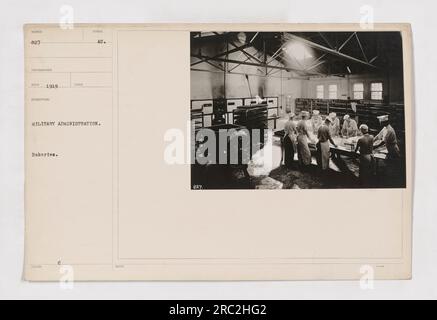 Una fotografia di un panificio a Camp Washington, D.C. nel 1919 durante un'amministrazione militare. L'immagine mostra la configurazione di un panificio con varie attrezzature e scaffali pieni di prodotti da forno. Questa immagine fa parte di una collezione di fotografie che documentano le attività militari americane durante la prima guerra mondiale. Foto Stock