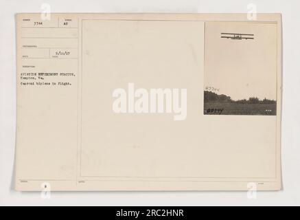 Un'immagine di un biplano Caproni catturato durante un esperimento di aviazione alla Aviation Experiment Station di Hampton, Virginia. La fotografia, etichettata 111-SC-3744, è stata scattata e pubblicata il 9 agosto 1917. Il biplano può essere visto volare graziosamente, riflettendo i progressi nella tecnologia aerea durante la prima guerra mondiale Foto Stock