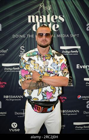 Eric Sindermann beim Mates Date Influencer Event auf der Berlin Fashion Week Primavera/Estate 2024 a der Berliner Freiheit. Berlino, 11.07.2023 Foto Stock