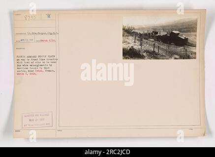 Treno di rifornimento corazzato francese che consegna filo per l'uso in intrecci di filo da parte delle truppe americane vicino a Ostel, in Francia, il 6 marzo 1918. Catturato dal tenente EDW. Cooper, Sig. R.C, la foto mostra il treno in rotta verso le trincee in prima linea. Questa immagine è stata censurata e pubblicata dalla War College Division il 2 maggio 1919. Foto Stock