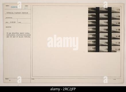 Fotografia che mostra un guscio fumoso di schegge da 75 mm contenente triossido di zolfo e 75 grammi di polvere nera. L'immagine è stata scattata da un fotografo del Chemical Warfare Service il 2 aprile 1919. Il guscio ha un numero emesso di AU 75. Le note aggiuntive menzionano anche lo scopo della shell, ma non vengono forniti dettagli. Foto Stock