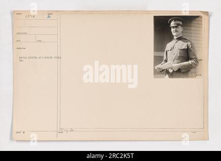 Questa immagine (111-SC-1516) raffigura Major Decker a Langley Field, Virginia. La foto è stata scattata da un fotografo non identificato. Major Decker è mostrato nell'immagine, in piedi di fronte a un edificio a Langley Field. L'immagine è in bianco e nero. Foto Stock