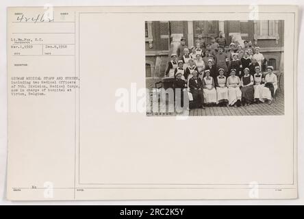 Personale medico tedesco e infermieri, tra cui due ufficiali medici della 5a divisione, corpo medico, attualmente supervisiona un ospedale a Virton, Belgio. Fotografia scattata l'8 dicembre 1918. Foto Stock