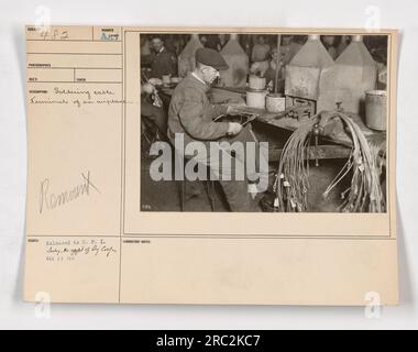 Un soldato viene mostrato come saldare i terminali dei cavi nel processo di produzione degli aerei durante la prima guerra mondiale. La fotografia è etichettata come numero 482 ed è stata scattata il 27 dicembre 1917. Foto Stock