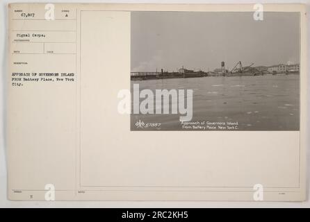 La fotografia cattura l'approccio di Governors Island da Battery Place a New York City. L'immagine mostra la prospettiva dell'isola e dell'area circostante. La foto è stata scattata dall'Humber Signal Corps ed è numerata 67.887. La descrizione fornisce informazioni sulla posizione e l'impostazione dell'immagine. Foto Stock