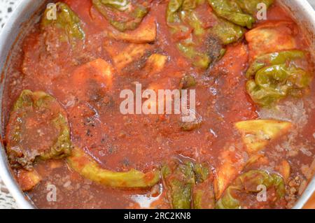 Moussaka, una ricetta a base di melanzane o di patate, peperoni e peperoni che spesso include carne macinata, molto comune nei Balcani e. Foto Stock