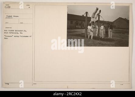 L'immagine mostra "Turners" tra i prigionieri di guerra impegnati in ginnastica presso la War Prison Barracks n. 1, Fort McPherson, GA La foto è stata scattata dal Signal Corps, con il numero di reco del fotografo 45.688. Foto Stock