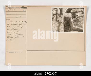 Costruzione di trincee nel campo di addestramento degli allievi ufficiali, Fort Sheridan. Sono visibili due sezioni di trincea di traversata, riempite di soldati. Preso nel 1917 da Ag French. Questa fotografia mostra le attività di addestramento e lo sviluppo delle infrastrutture nei campi militari americani durante la prima guerra mondiale Foto Stock