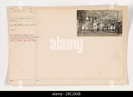 Soldato tenente E. H. Cooper del Signal Reserve Corps è fotografato dal fotografo Wunder B De il 22 maggio 1918. L'immagine cattura il tenente Cooper e il 2nd Engineers che camuffano il cortile di un edificio per uffici di nuova costruzione presso la sede della 26th Division a Boues, in Francia. Foto Stock