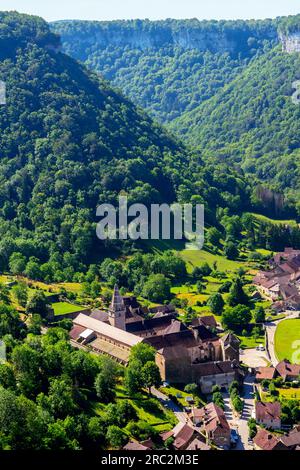 Vista aerea sul piccolo e bellissimo villaggio di Baume Les Messieurs annidato nella valle delle montagne del Giura. Dipartimento del Giura della Franca Comte, Francia. Foto Stock