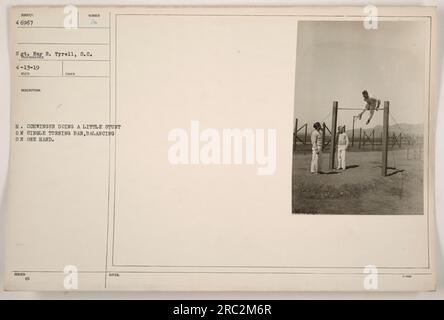 Il sergente H. Schwinger esegue una acrobazia su una singola barra di virata durante la prima guerra mondiale. Nella fotografia, Schwinger bilancia da una parte, mostrando la sua forza e agilità. L'immagine è stata catturata dal sergente Ray R. Tyrell il 13 aprile 1919, come parte della documentazione delle attività militari americane. Foto Stock