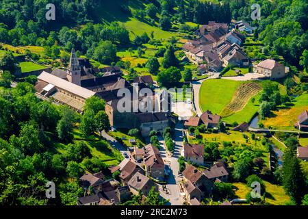 Vista aerea sul piccolo e bellissimo villaggio di Baume Les Messieurs annidato nella valle delle montagne del Giura. Dipartimento del Giura della Franca Comte, Francia. Foto Stock