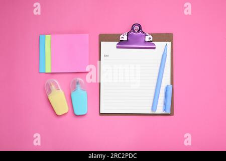 Per fare appunti e cancelleria su sfondo rosa, disporre piatti con spazio per il testo. Concetto di pianificazione Foto Stock
