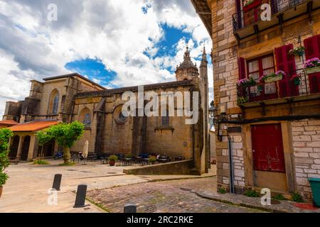 Pittoresche case in legno e architettura della città vecchia di Hondarribia, Paesi Baschi, Spagna. Foto Stock