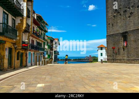 Pittoresche case in legno e architettura della città vecchia di Hondarribia, Paesi Baschi, Spagna. Foto Stock