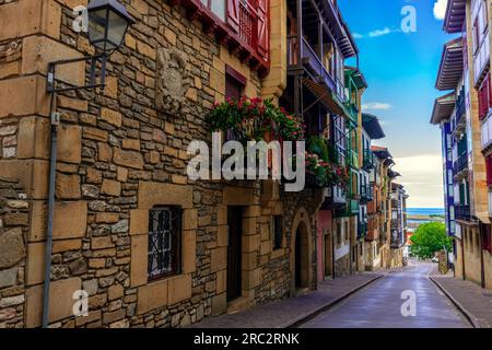 Pittoresche case in legno e architettura della città vecchia di Hondarribia, Paesi Baschi, Spagna. Foto Stock