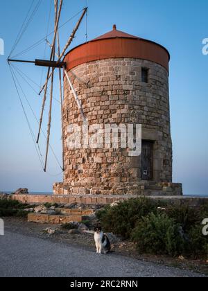 Rodi, Grecia - 27 maggio 2023: I mulini a vento di Mandraki al tramonto. Foto Stock