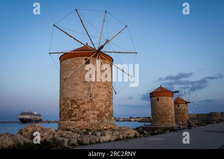 Rodi, Grecia - 27 maggio 2023: I mulini a vento di Mandraki al tramonto. Foto Stock