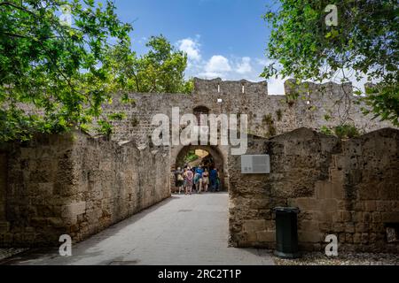 Rodi, Grecia - 27 maggio 2023: Gente che cammina attraverso la porta di Sant'Antonio nella città vecchia. Foto Stock