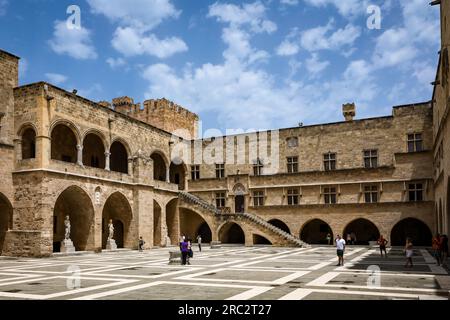 Rodi, Grecia - 27 maggio 2023: Cortile interno del Palazzo del Gran Maestro dei Cavalieri di Rodi. Foto Stock