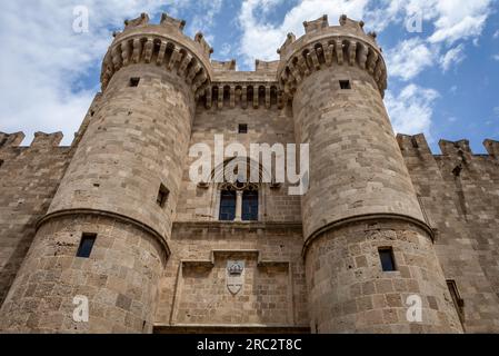 Rodi, Grecia - 27 maggio 2023: Porta d'ingresso al Palazzo del Gran Maestro dei Cavalieri di Rodi. Foto Stock