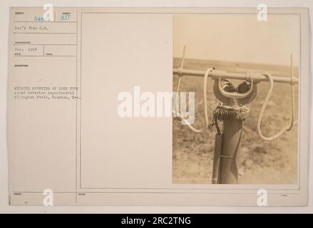 Montaggio azimuth di un rivelatore acustico a corno in un impianto sperimentale a Ellington Field, Houston, Texas durante la prima guerra mondiale. Questa fotografia è stata ricevuta dalla fonte C.0. E il numero di identificazione assegnato AU-54849. La descrizione menziona che questa immagine è stata scattata nel dicembre 1918 ed è contrassegnata come riservata ai sensi dell'E.F. 4-12-18-138. Foto Stock