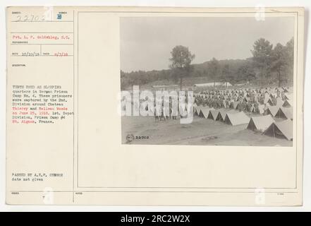 Il soldato L. P. Goldehlag, un soldato della seconda Divisione, ha scattato questa foto il 7 agosto 1918, nel campo di prigionia tedesco n. 4 situato a St. Aignon, Francia. L'immagine mostra i prigionieri di guerra alloggiati in tende affondate, che servivano come loro alloggio per dormire. I prigionieri furono catturati durante le battaglie nei pressi di Chateau Thierry e Belleau Woods il 25 giugno 1918. La fotografia è stata approvata dalla A.E.P. censor ed è etichettata come #22702 nella raccolta Photographs of American Military Activities during World War One. Foto Stock