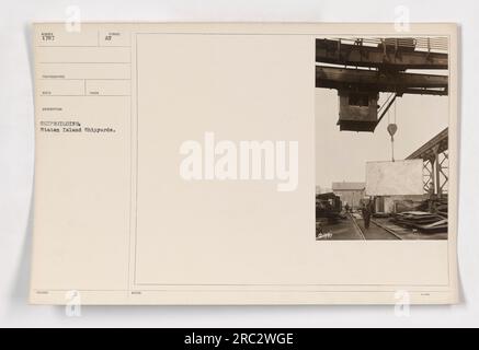 Lavoratori presso Staten Island Shipyards nel 1917 durante la prima guerra mondiale I cantieri navali svolsero un ruolo cruciale nella costruzione navale per l'esercito americano durante questo periodo. L'immagine raffigura la scena affollata e vivace dei lavoratori coinvolti nel processo di costruzione. Foto Stock