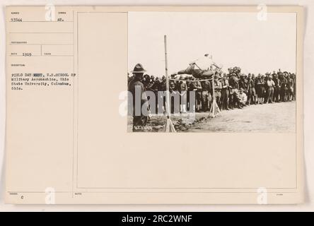 Istantanea del Field Day Meet tenutosi presso gli Stati Uniti School of Military Aeronautics, Ohio State University a Columbus, Ohio. La foto, scattata nel 1919, mostra un gruppo di militari non identificati che partecipano all'evento. L'evento è stato simboleggiato dalla presenza di un grande simbolo "C". Registrata come fotografia numero 53544, con note supplementari numerate 053544. Foto Stock