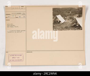 Una cucina da campo in funzione a Camp Kearny, San Diego durante la prima guerra mondiale. L'immagine mostra una configurazione ben organizzata con varie attrezzature e forniture per la cucina. Questa fotografia fa parte della collezione di fotografie delle attività militari americane ed è stata scattata dal tenente E.N. Jackson, SIG, R.C., nel 1918. Censurato e rilasciato dal War College Division Laboratory il 3 aprile 1918. Foto Stock