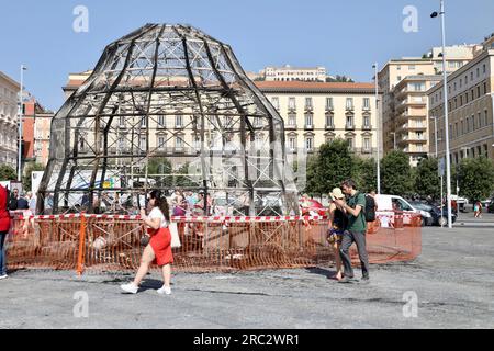 Napoli, Campania, Italia. 12 luglio 2023. 12/07/2023 Napoli, la Venere degli stracci di Pistoletto in Piazza Municipio, in fiamme, i lavori inaugurati 15 giorni fa dal maestro Nadal furono completamente distrutti. Le fiamme scoppiarono intorno alle 5,30 del mattino, si pensa che si tratti di incendio doloso. (Immagine di credito: © Fabio Sasso/ZUMA Press Wire) SOLO USO EDITORIALE! Non per USO commerciale! Foto Stock