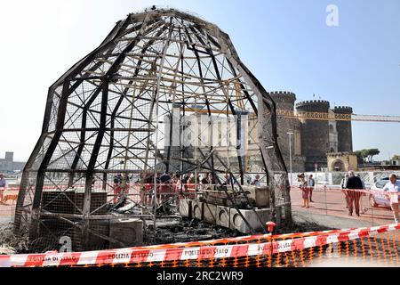 Napoli, Campania, Italia. 12 luglio 2023. 12/07/2023 Napoli, la Venere degli stracci di Pistoletto in Piazza Municipio, in fiamme, i lavori inaugurati 15 giorni fa dal maestro Nadal furono completamente distrutti. Le fiamme scoppiarono intorno alle 5,30 del mattino, si pensa che si tratti di incendio doloso. (Immagine di credito: © Fabio Sasso/ZUMA Press Wire) SOLO USO EDITORIALE! Non per USO commerciale! Foto Stock