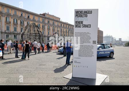 Napoli, Campania, Italia. 12 luglio 2023. 12/07/2023 Napoli, la Venere degli stracci di Pistoletto in Piazza Municipio, in fiamme, i lavori inaugurati 15 giorni fa dal maestro Nadal furono completamente distrutti. Le fiamme scoppiarono intorno alle 5,30 del mattino, si pensa che si tratti di incendio doloso. (Immagine di credito: © Fabio Sasso/ZUMA Press Wire) SOLO USO EDITORIALE! Non per USO commerciale! Foto Stock