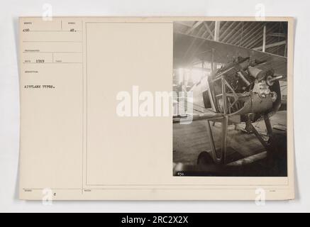 Un'immagine che cattura il processo di produzione degli aerei durante la prima guerra mondiale Il tipo esatto di motore mostrato in figura è 490. La fotografia è stata scattata nel 1919 e fa parte di una serie che documenta vari tipi di aeroplani e la loro costruzione. Foto Stock