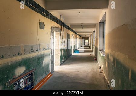 Corridoio durante i lavori di ristrutturazione. Corridoio di cemento vuoto in costruzione Foto Stock