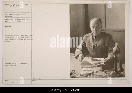 Soldati americani che scaricano rifornimenti in un porto durante la prima guerra mondiale. La fotografia mostra il maggiore Charles W. Yeomans, General Contracting and Purchasing Officer presso il porto di imbarco. Foto scattata il 19 febbraio 1919 e ricevuta il 21 febbraio 1919. L'immagine è stata approvata dal M.I.D. Censor il 10 marzo 1919. Foto Stock