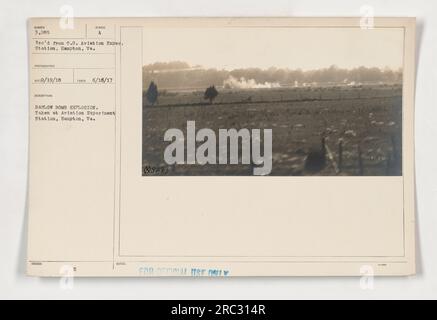 Bombe aeree sganciate dagli aerei, causando un'esplosione. Questa foto è stata scattata alla Aviation Experiment Station di Langley Field, Hampton, Virginia. L'immagine mostra l'esplosione di una bomba Barlow. La foto è stata scattata il 16 giugno 1917 e ricevuta dalla stazione entro il 19 settembre 1918. È contrassegnato solo per uso ufficiale. Foto Stock