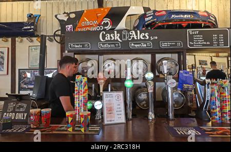 All'interno del Petrol Head pub @teamWoodlands , Northamptonshire, England, UK, NN12 8TN - Cask Ales Tribute, Anthem, ProperJob Foto Stock