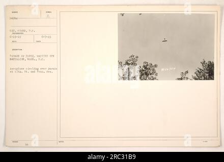 Parade of the 312th Machine Gun Battalion, Washington D.C. il 19 giugno 1919. Una fotografia scattata da S.C. Combs mostra un aereo che gira intorno alla parata all'incrocio tra 17th St. E Pennsylvania Avenue. A questa foto è stato assegnato il numero di identificazione 56754. Foto Stock