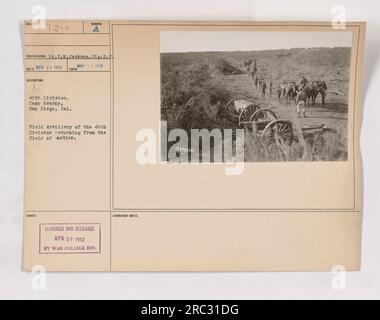 La fotografia, intitolata 111-SC-7310, raffigura la Field Artillery della 40th Division di ritorno dal campo d'azione a Camp Kearney a San Diego, CALIFORNIA durante la prima guerra mondiale. E' stata scattata dal fotografo L.E.N. Jackson il 31 marzo 1918. L'immagine fu censurata, pubblicata e pubblicata dalla War College Division il 16 aprile 1918. Foto Stock