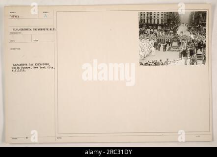 Soldati e civili si riuniscono per le esercitazioni del Lafayette Day a Union Square, New York, nel 1918. Questa foto è la numero 46737 della biblioteca della Columbia University. Foto Stock