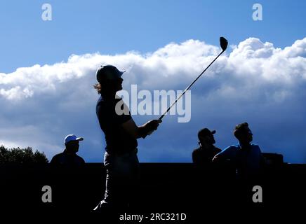 L'inglese Tommy Fleetwood tira fuori il quinto nel corso della Pro-Am davanti al Genesis Scottish Open 2023 al Renaissance Club di North Berwick. Data foto: Mercoledì 12 luglio 2023. Foto Stock