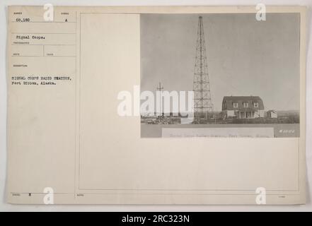 Una fotografia della stazione radio Signal Corps a Fort Gibbon, Alaska durante la prima guerra mondiale La stazione è etichettata come SUMBER 68.180 ed è stata scattata da un fotografo del Signal Corps. La descrizione afferma che la fotografia è stata scattata presso una stazione radio Signal Corps a Fort Gibbon, in Alaska. Le note contrassegnano la fotografia come Ⓒ68180. Foto Stock