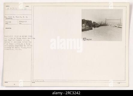 Vista panoramica della Senna e attracchi a Rouen, Francia, dove navi americane e inglesi scaricano durante la prima guerra mondiale. Il ponte in lontananza, noto come Pont Transbordesu, è un servizio di traghetti sospeso da cavi che lavorano su rotaie. Fotografia scattata dal tenente Carl T. Thonor, S.C. il 13 dicembre 1918. Foto Stock